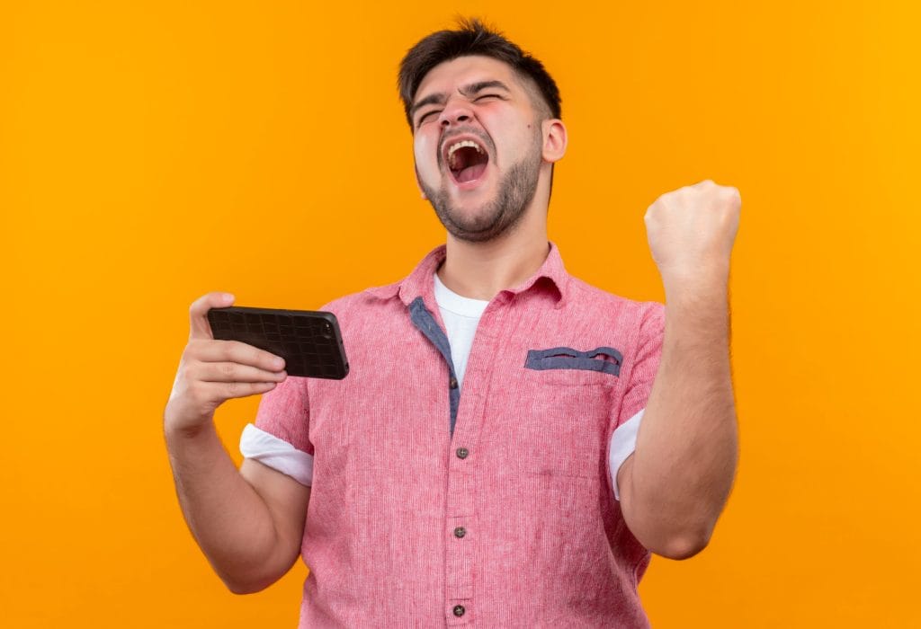 barbat fericit pentru ca a castigat la pacanele online