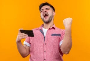 barbat fericit pentru ca a castigat la pacanele online